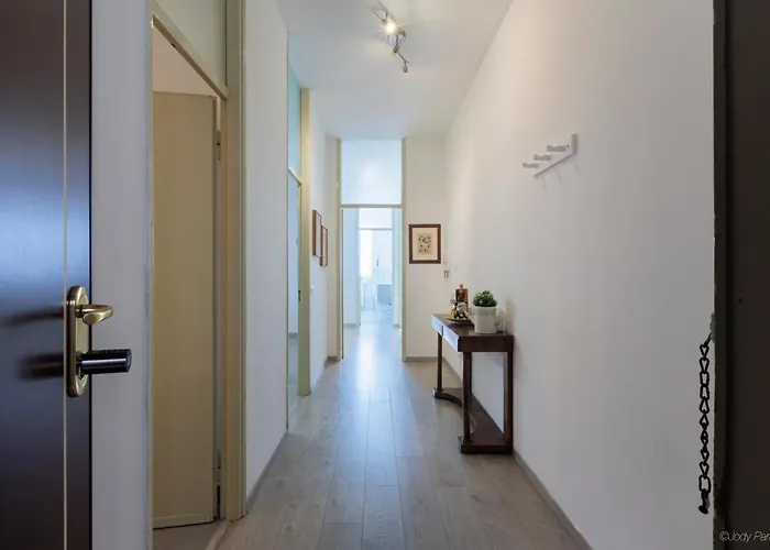 Apartment White Pearl Bgy Station